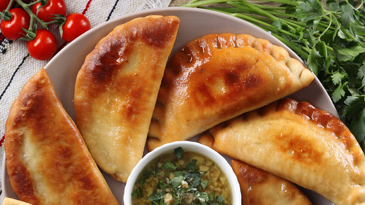 Румяные чебуреки с хрустящей корочкой