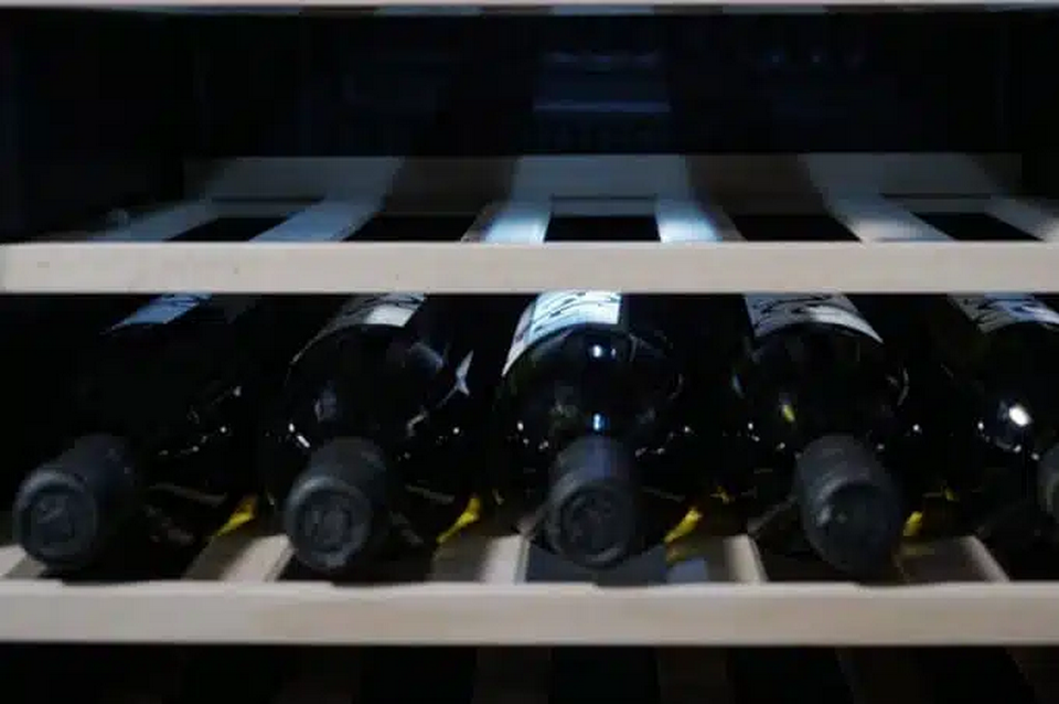 Одним частых вопросов, который регулярно задают, этот вопрос о том, насколько микровибрации винного шкафа могут повлиять на качество вина.