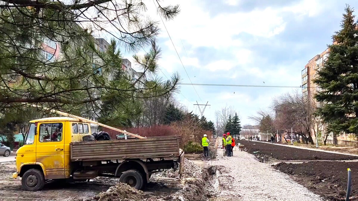    В Макеевке впервые за несколько десятилетий ремонтируют Аллею Победы