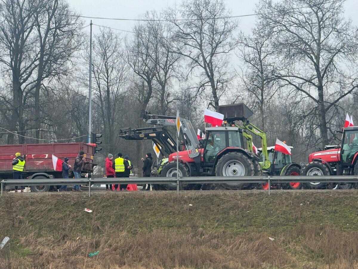 Польские фермеры заблокировали сельхозтехникой выезд из Варшавы — Видео |  Telegraf - Новости | Дзен