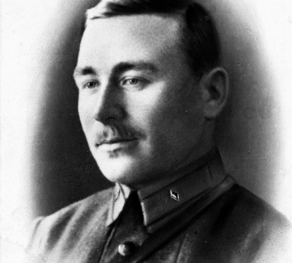 Забытый ныне генерал - его дважды судил трибунал, а в апреле 1945 года он стал Героем Советского Союза