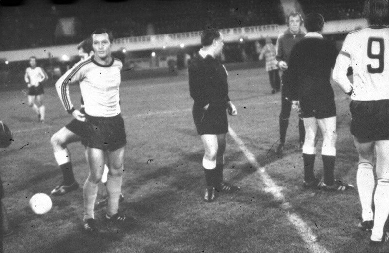 «Торпедо» - «Арарат» (Ереван) – 1:1. Перед началом матча. Слева капитан ереванцев Сергей Бондаренко, справа – капитан автозаводцев Владимир Юрин (№9). Справа на дальнем плане (в тренировочном костюме) – голкипер торпедовцев Анатолий Зарапин.