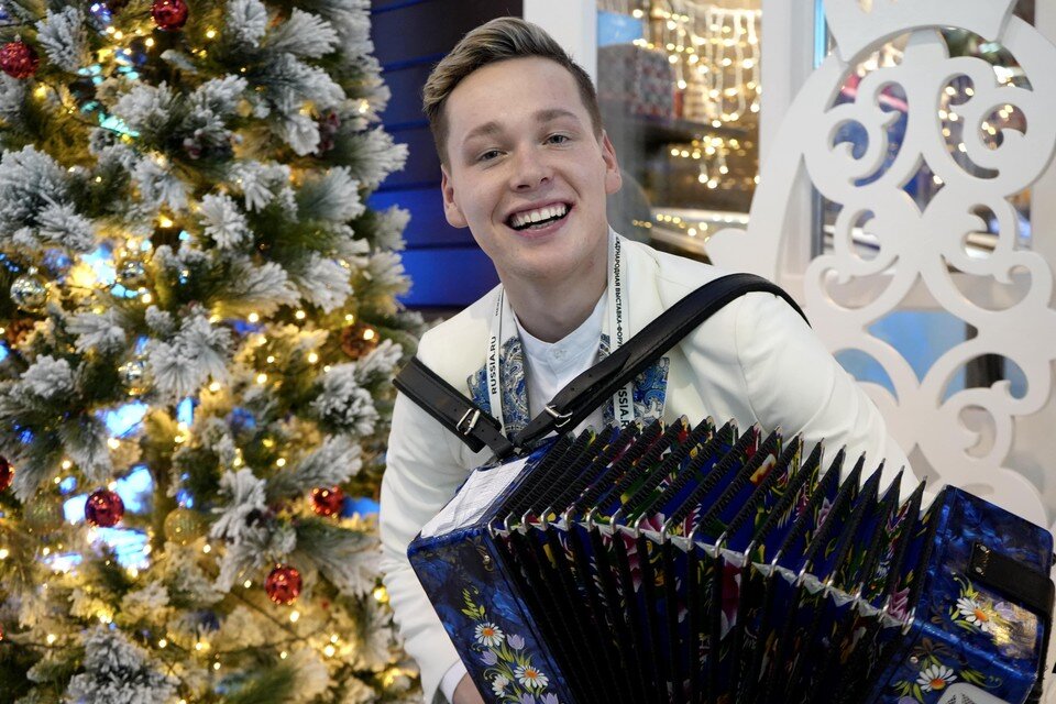    Певец и гармонист Владимир Трошев влюбляет в себя своей простотой и зажигательной энергетикой! Нина ЮШКОВА