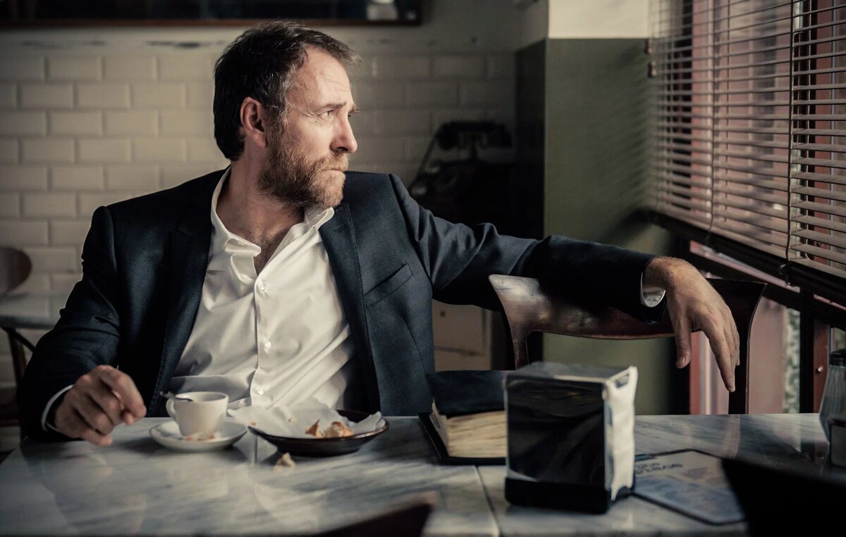 Бог, дьявол или такой же запутавшийся посетитель?