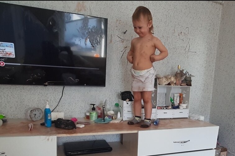 Это на прошлой недели, дочка устоила себе творческий процесс с маминой косметикой.