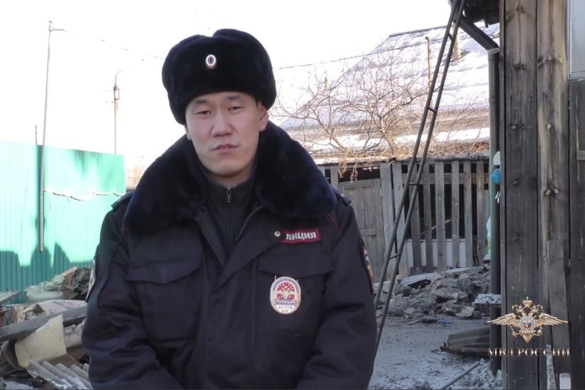    Участковые помогли жильцам выбраться из горящего дома в Улан-Удэ