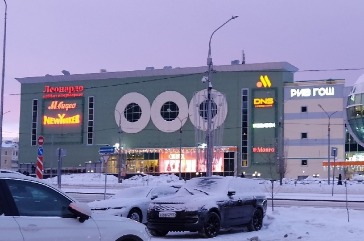    Двое молодых людей устроили в гипермаркете драку и распылили газовый баллончик.