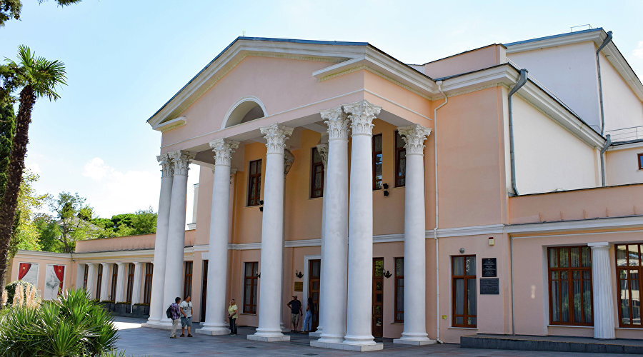 Ялтинский театр имени Антона Чехова // Фото: Туристический портал Республики Крым, Светлана Мальцева