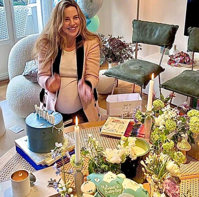 женщины для встреч. женщины разных возрастов. мачеха друга. много радостных людей. люди в кругу обнимаются.