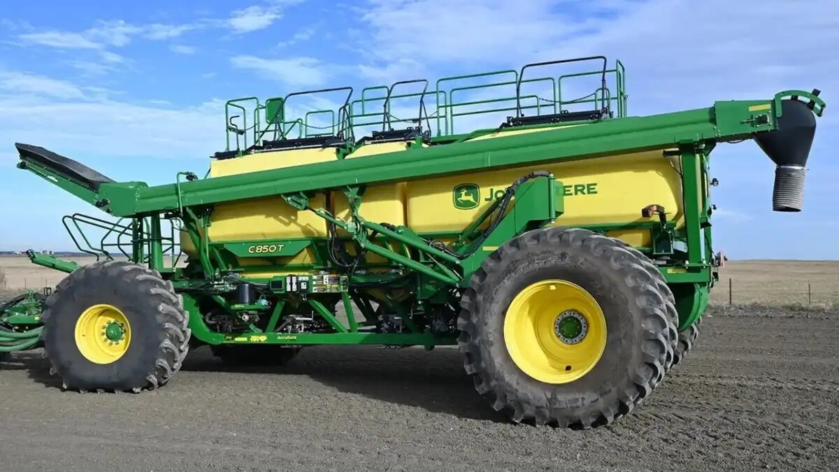 Фото: deere.com / bnnbreaking.com Новые бункеры для пневматических сеялок John Deere серии C (линейка оборудования 2025 года)