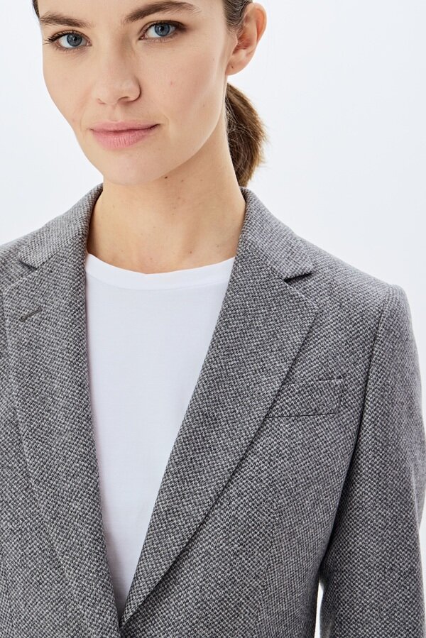 Серый меланж сделает оригинальным даже базовый костюм.