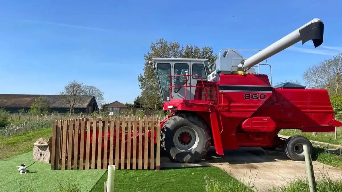 Фото: Jam Press / mirror.co.uk / hostunusual.com / Kaleb The Combine Комбайн, переоборудованный в жилье