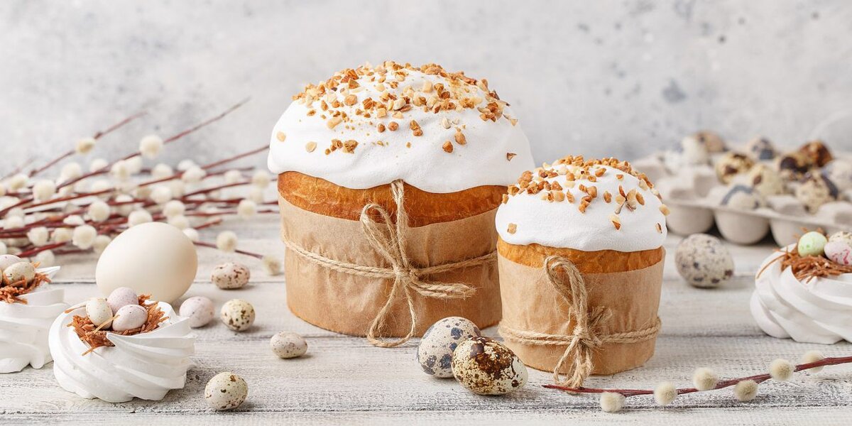 Кулич 
Основное угощение на воскресном столе. Слово кулич производное от «калач» - где корень «коло» означал «солнце». В языческие времена калачи пекли на праздник весеннего солнцестояния. Исследователи полагают, что у каждого христианского праздника есть языческие корни и Пасха, не исключение.

Кулич круглой формы, печется не просто из муки, а с добавлением изюма, цукатов, иногда с мёдом, маком. Все эти добавки символизируют богатство и изобилие, чем сытнее угощение, тем изобильнее будет год.

По преданию, апостолы встретили Христа после воскрешения и пригласили за стол, где угощали его свежеиспеченным хлебом. Поэтому вторая символика кулича — возрождение, хлеб — как олицетворение возвращения к жизни