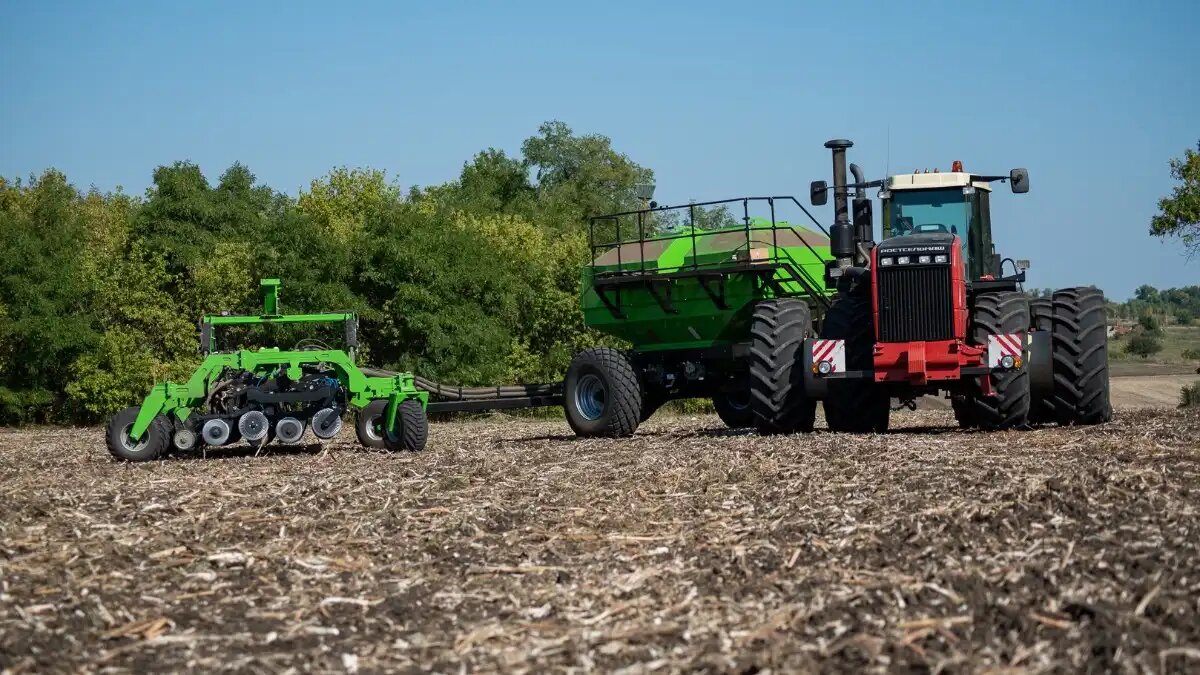 Фото: nair.su Посевной комплекс для прямого посева от НАИР и трактор от Ростсельмаш