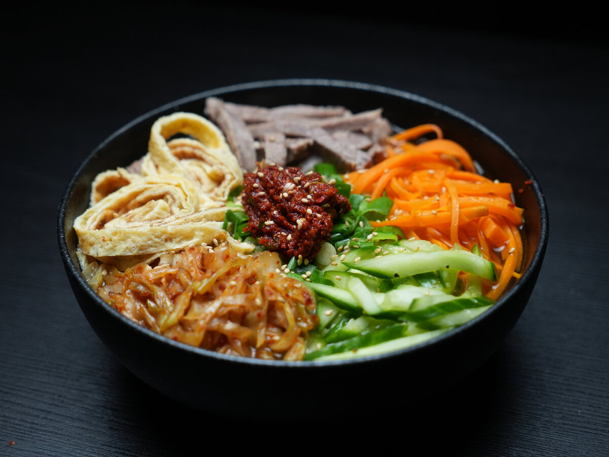 Корейская лапша кукси. Кукси рамен. Кукси по-корейски. Холодный кукси. Корейский холодный суп кукси.