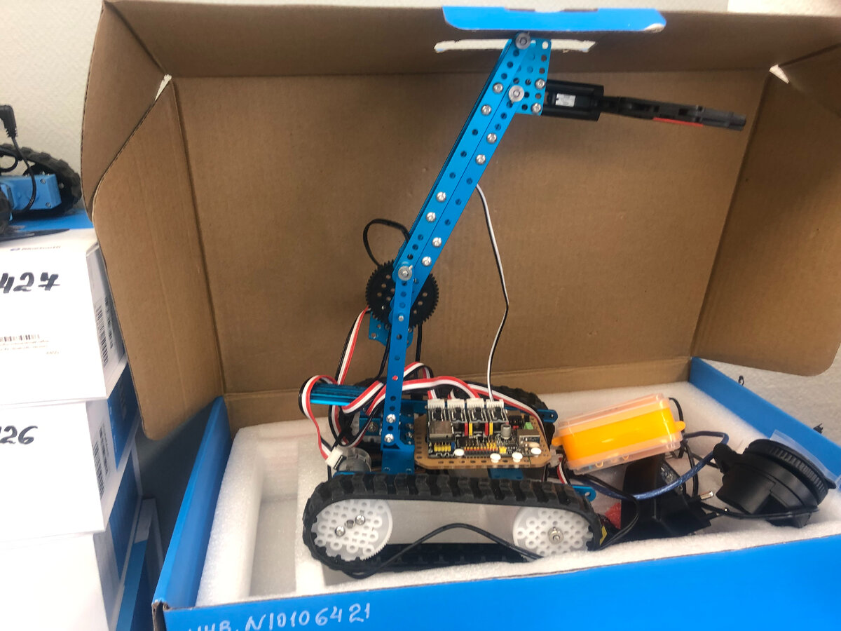 Один из проектов детей, обучающихся в Кванториуме. Листайте, показано оборудование одной из лабораторий