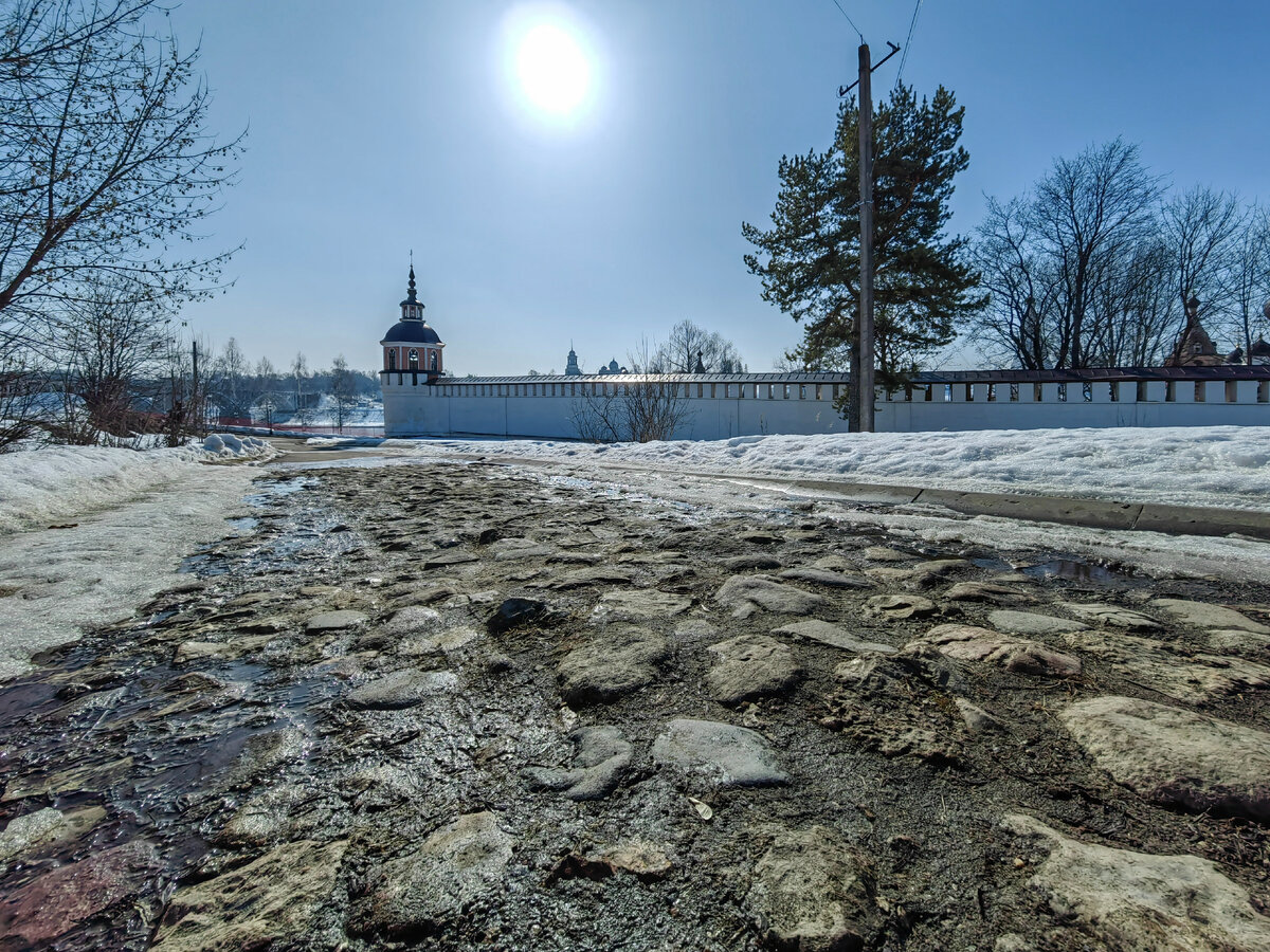 У стен монастыря сохранилась старинная булыжная дорога