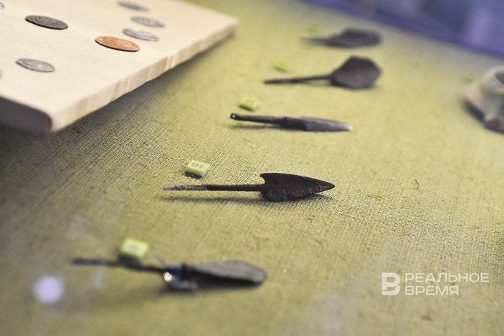 На выставке представлены 190 экспонатов, среди которых артефакты, обнаруженные археологами в ходе раскопок: наконечники для стрел и копий, женские украшения, керамика, монеты. Максим Платонов / realnoevremya.ru