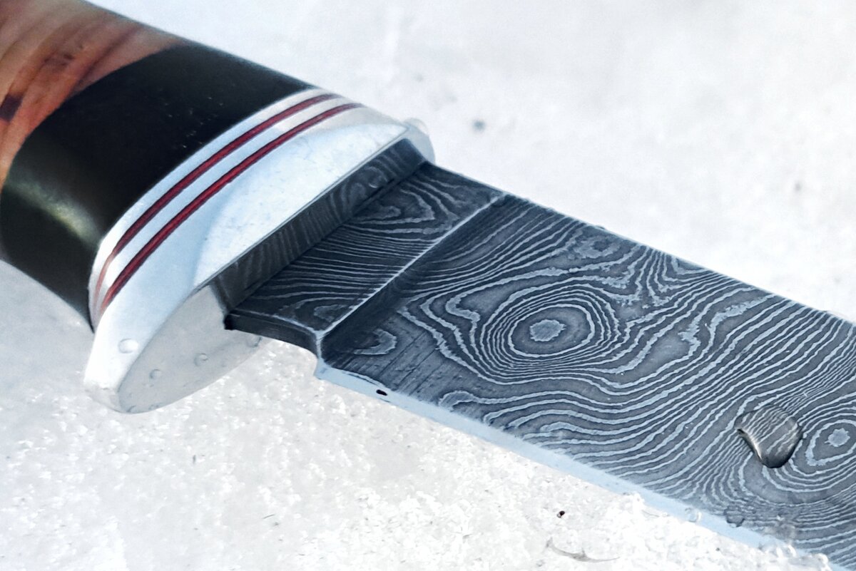 Характерный для дамасской стали волнистый узор на клинке современного ножа