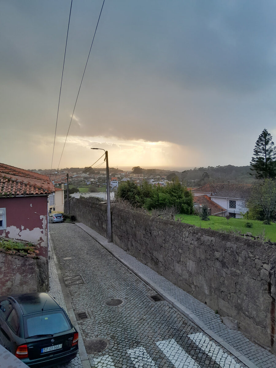 Уже месяц как мы с мужем живем в Португалии. Пока это нечто среднее между большим отпуском и короткой эмиграцией. В новых условиях сложно читать книги и писать отзывы в том же режиме. Зато хочется как-то документировать этот новый опыт. Поэтому в данном канале будут время от времени появляться личные истории и зарисовки.