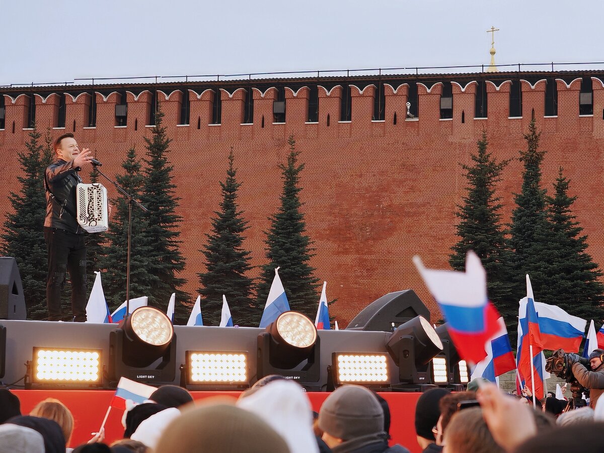 «10 лет в родной гавани» - как прошел митинг-концерт на Красной площади, посвященный 10-летней годовщине присоединения Крыма к России.-7
