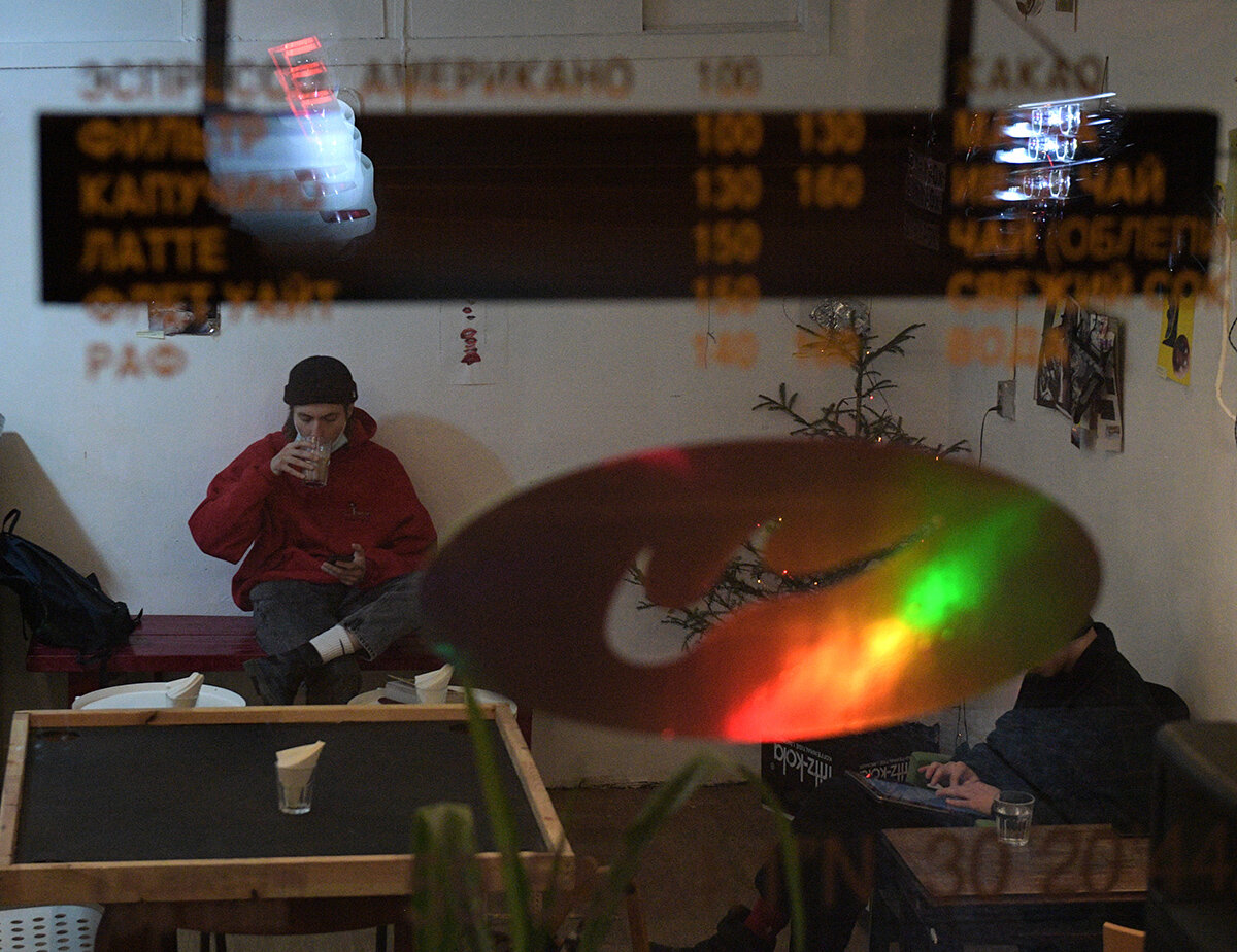 Посетители в одном из кафе в Санкт-Петербурге Фото: Александр Гальперин / «РИА Новости»