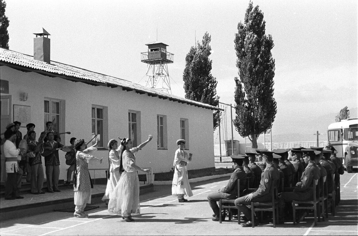 В советские времена служить в Средней Азии было непросто, но словосочетание "дружба народов" имело большое значение, а к советским пограничникам относились с большим уважением.  