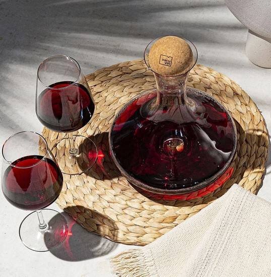 Декантер для вина элегантно аэрирует ваше вино🍷

✔️Благодаря широкому графину ваше вино имеет большую поверхность для дыхания😍
✔️Осторожно декантировав вино, вы сможете отфильтровать осадок из винной бутылки👍🏻
✔️Пробка защищает вино от мух и пыли.

Небольшой совет:
✅Декантируйте молодое вино с брызгами для дополнительной аэрации. 
✅При выдержанных винах наливайте вино осторожно, чтобы отделить осадок от вина. Подвергая вино воздействию кислорода во время декантации, вино развивает свой вкус и сглаживает острые ноты.

Идеальный подарок для любителей вина🎁