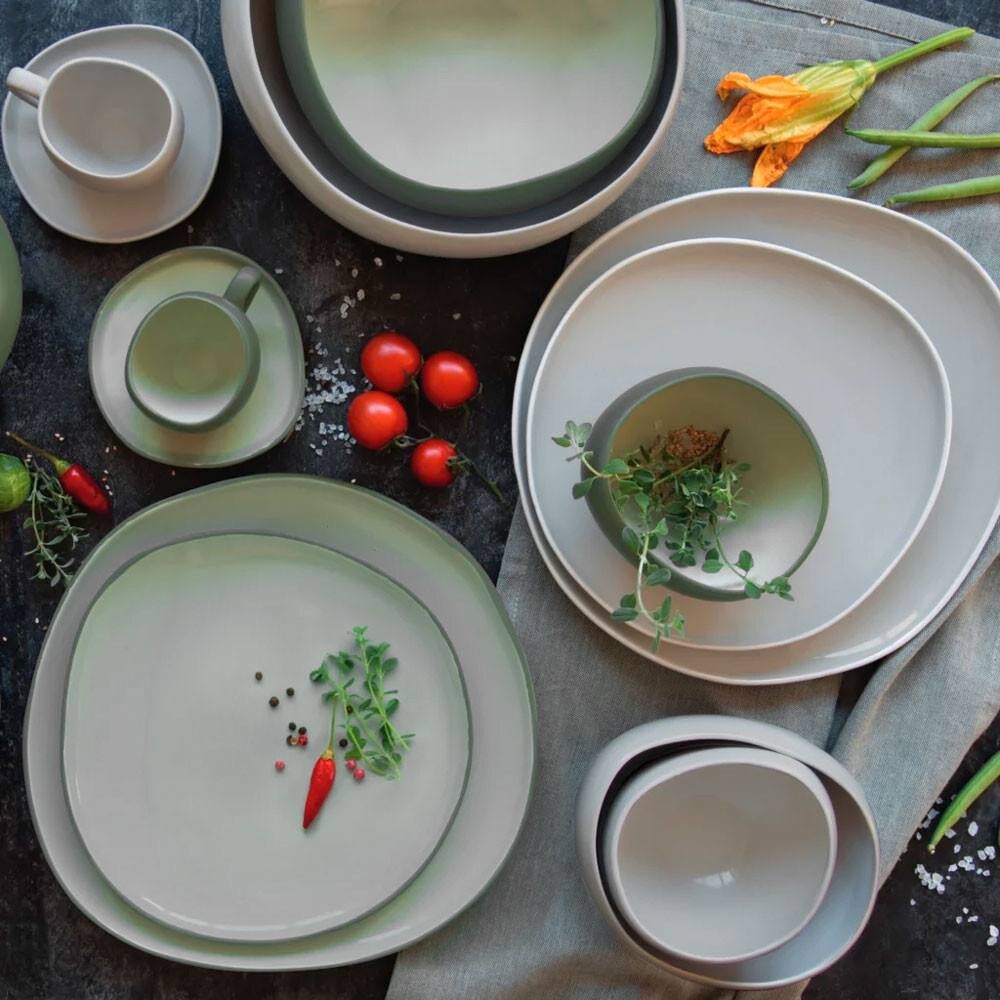 Основные цвета коллекции – это утончённые оттенки зелёного и серого🌱

Изделия серии сочетают в себе глянцевое и матовое покрытие✨

Глянцевая внутренняя поверхность подчёркивает цвета блюд и напитков, а матовая внешняя поверхность приятна на ощупь🤍

Каменная керамика отличается особой прочностью и устойчивостью к механическим повреждениям. Все изделия серии прекрасно сочетаются между собой🍃