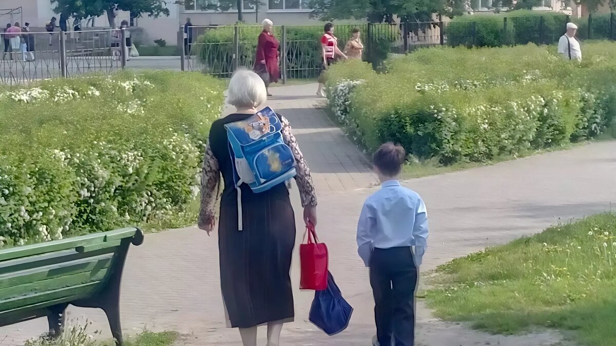     В Чувашии — скандал: чиновница из отдела опеки заявила о недопустимости оставления детей под присмотром бабушек и разослала циркуляры директорам школ. Нужны ли какие-то документы, если родители доверяют детей старшим членам семьи? Этот простой на первый взгляд вопрос стал правовой коллизией.