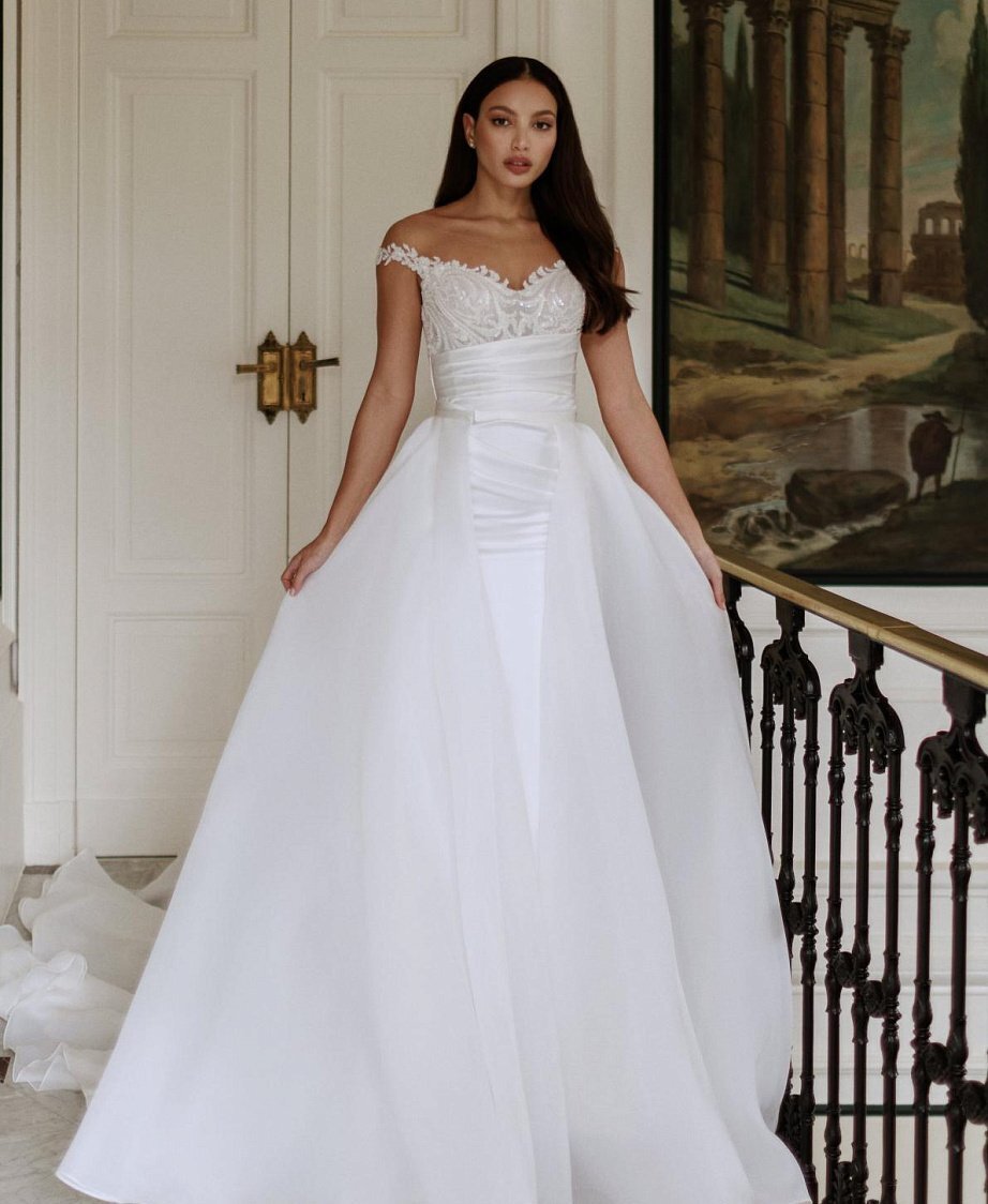    Платье-трансформер идеально подойдет тем невестам, кто хочет быстро сменить образ на свадьбе. Лукбук салона 