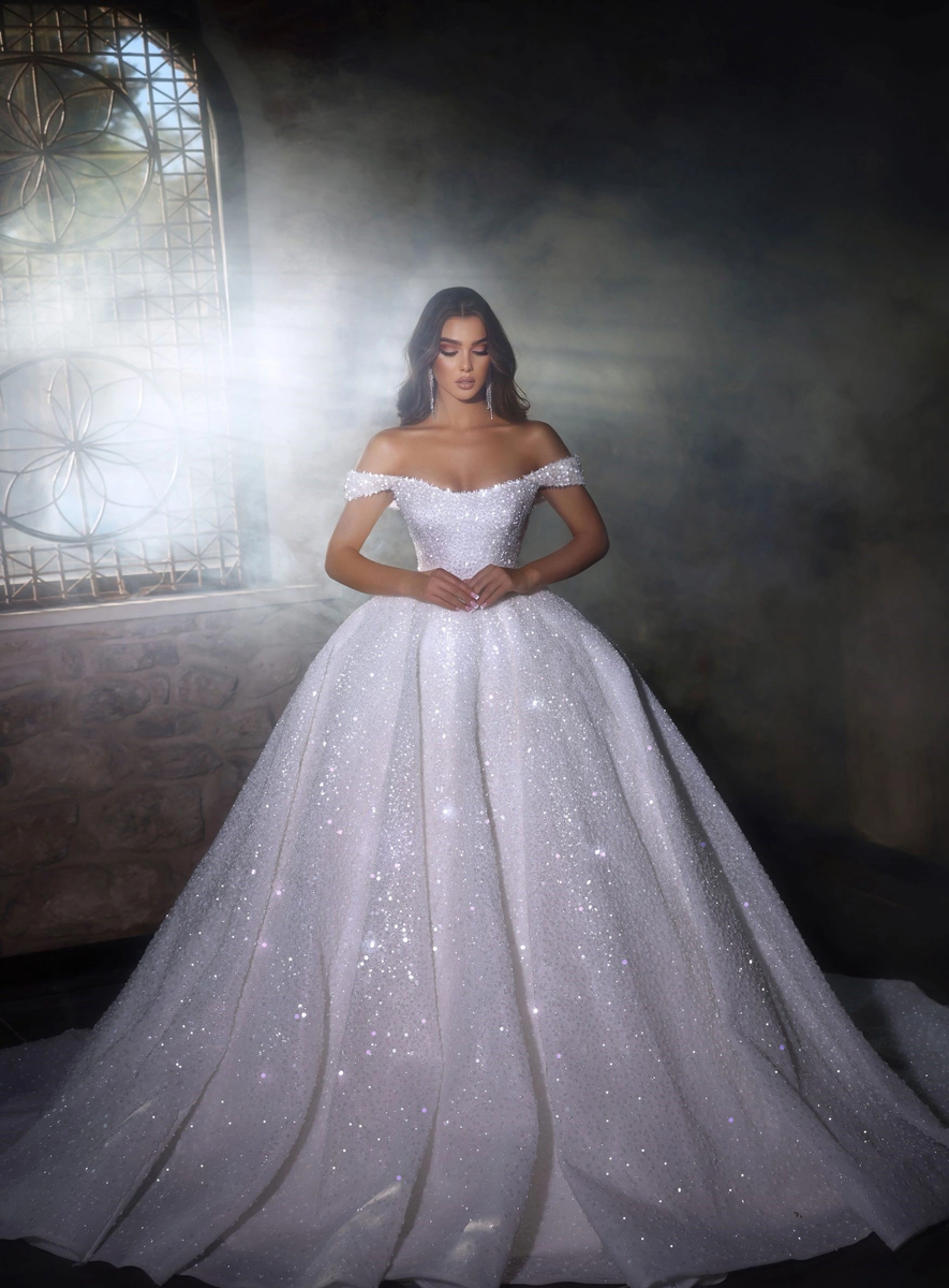    Если вам близки героини из диснеевских мультфильмов, то стоит поискать платье в стиле Золушки. Лукбук салона «Мэри Трюфель»