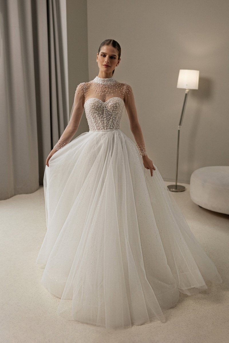    Классика свадебных платьев обрела свежее прочтение, которое отличается от привычных «самоваров». Лукбук салона «Валенсия»