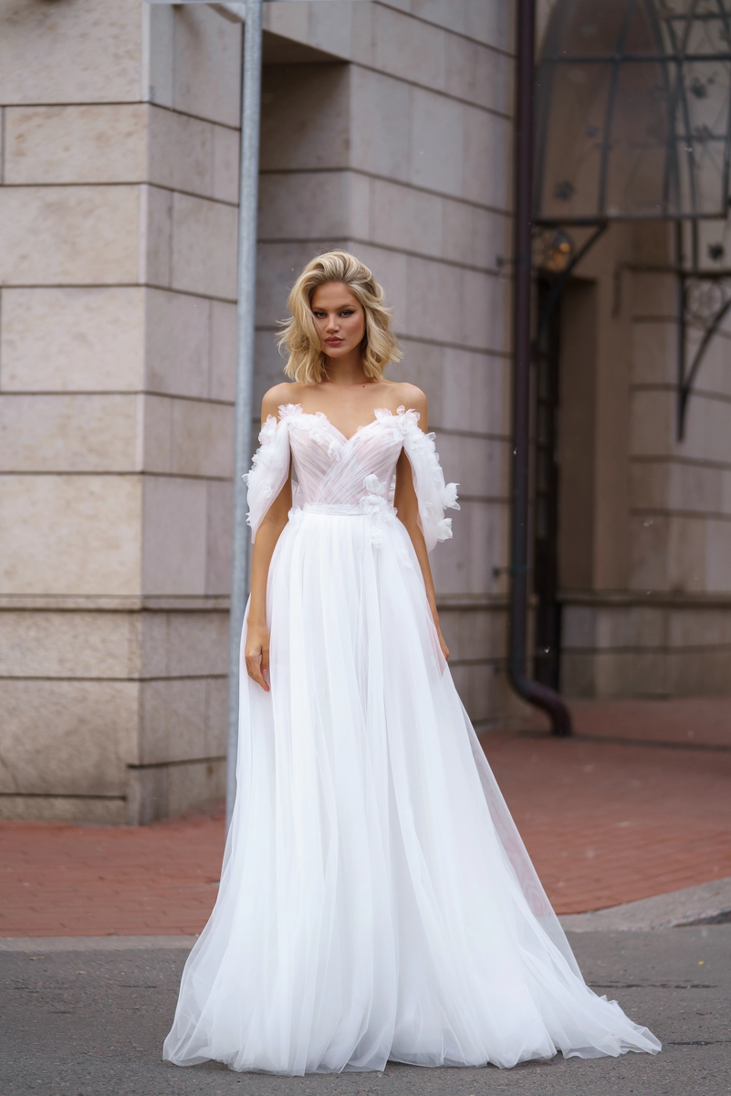    Свадебное платье в романтичном стиле будет идеально для мероприятия в летнем сезоне. Лукбук салона «Мэри Трюфель»