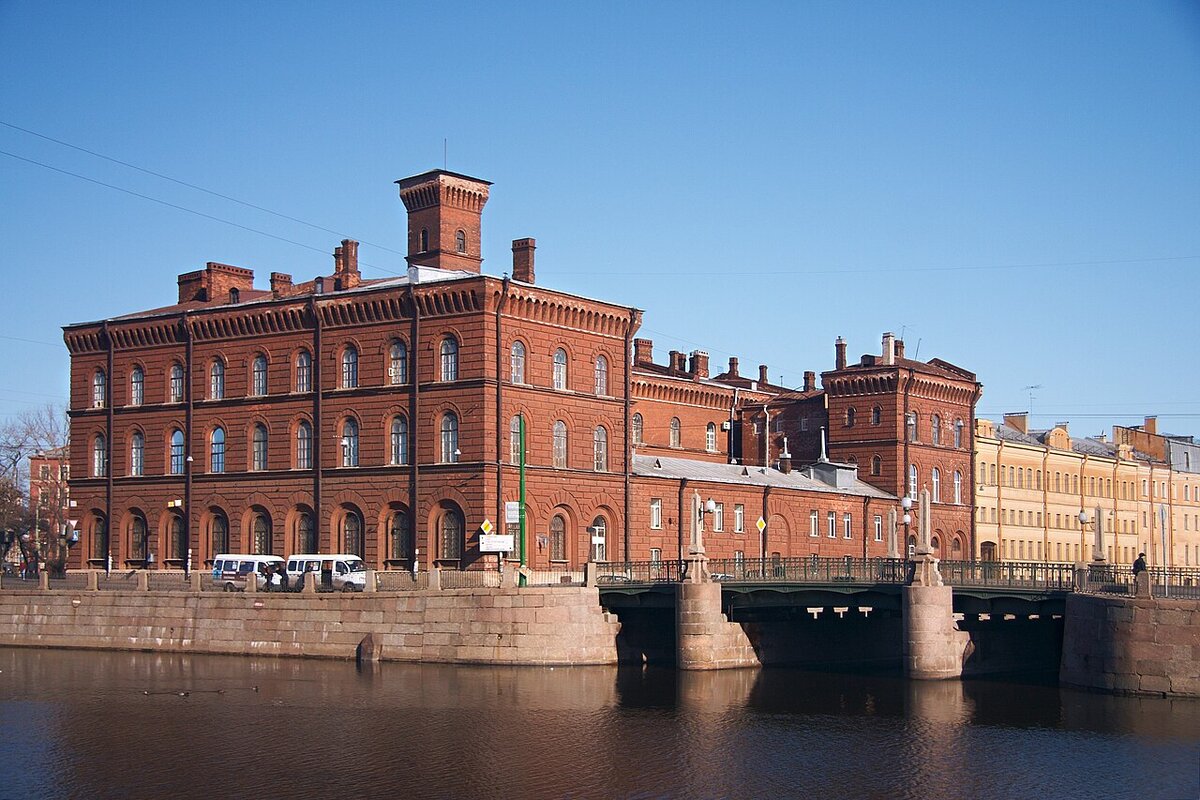 Съезжий дом 4-й Адмиралтейской части у Старо-Калинкина моста на Фонтанке с пожарной башней /фото с сайта Википедия/