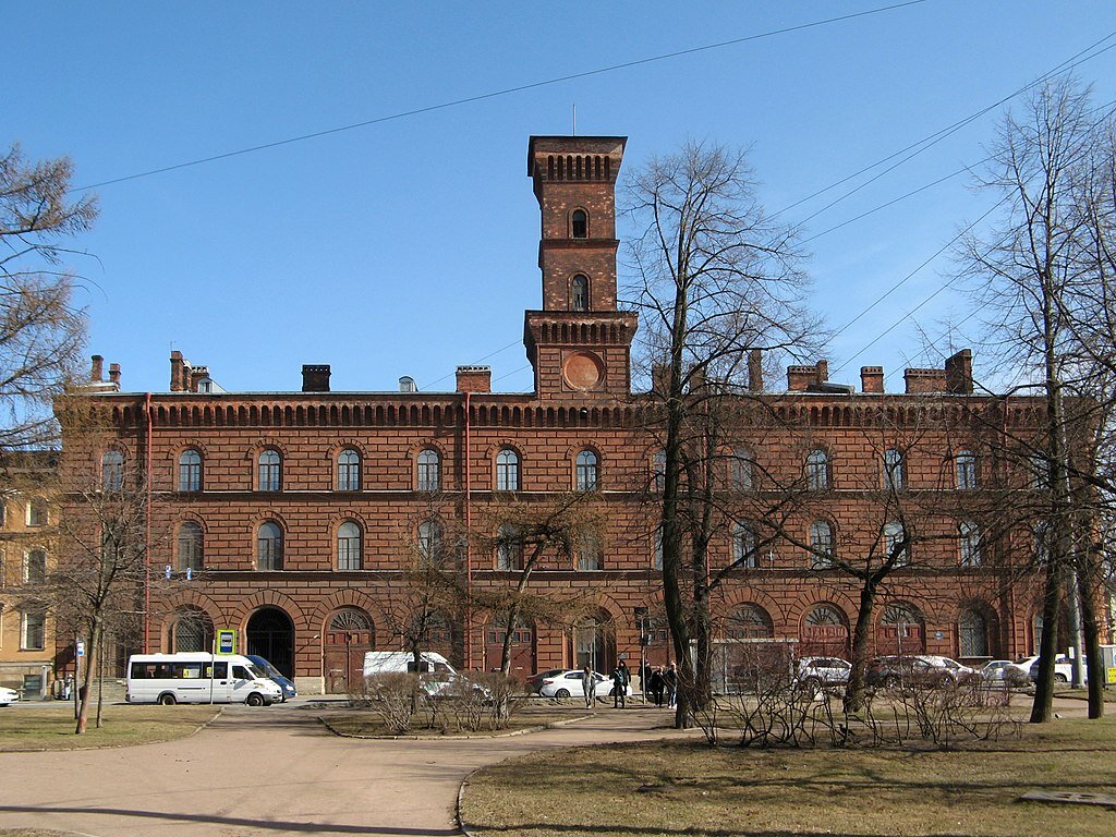 Съезий дом 4-й Адмиралтейской части . Вид с площади Репина /фото с сайта Википедия/