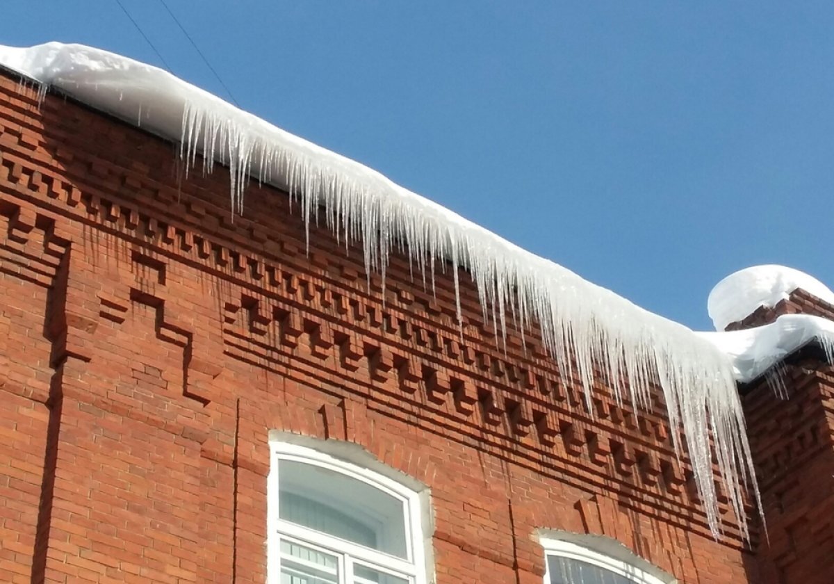   В Шахунье возбуждено уголовное дело из-за падения наледи с крыши на детей