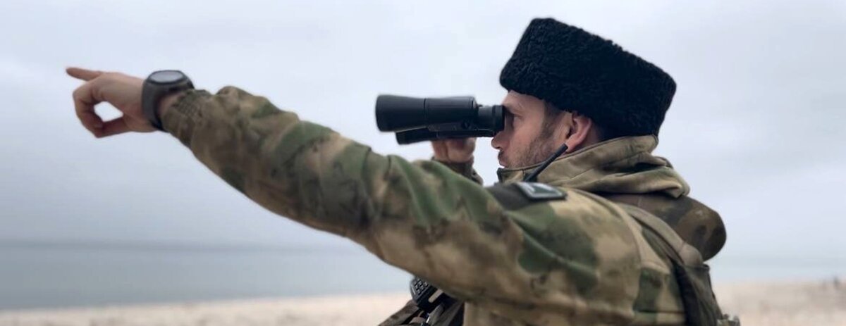    Разведчик отряда "Аксай" с позывным Лесоруб ведет наблюдение за противником на острове Первомайский, который находится в 2,5 км от позиций казачьей бригады "Дон". / Александр Степанов/РГ