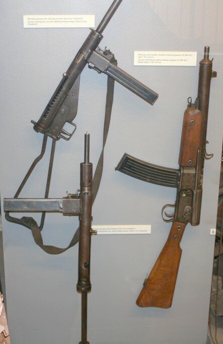 "Устройство Потсдам" (внизу), "устройство Ноймюнстер" (слева) и "народный пистолет-пулемет" справа в Военно-историческом музее (Прага).