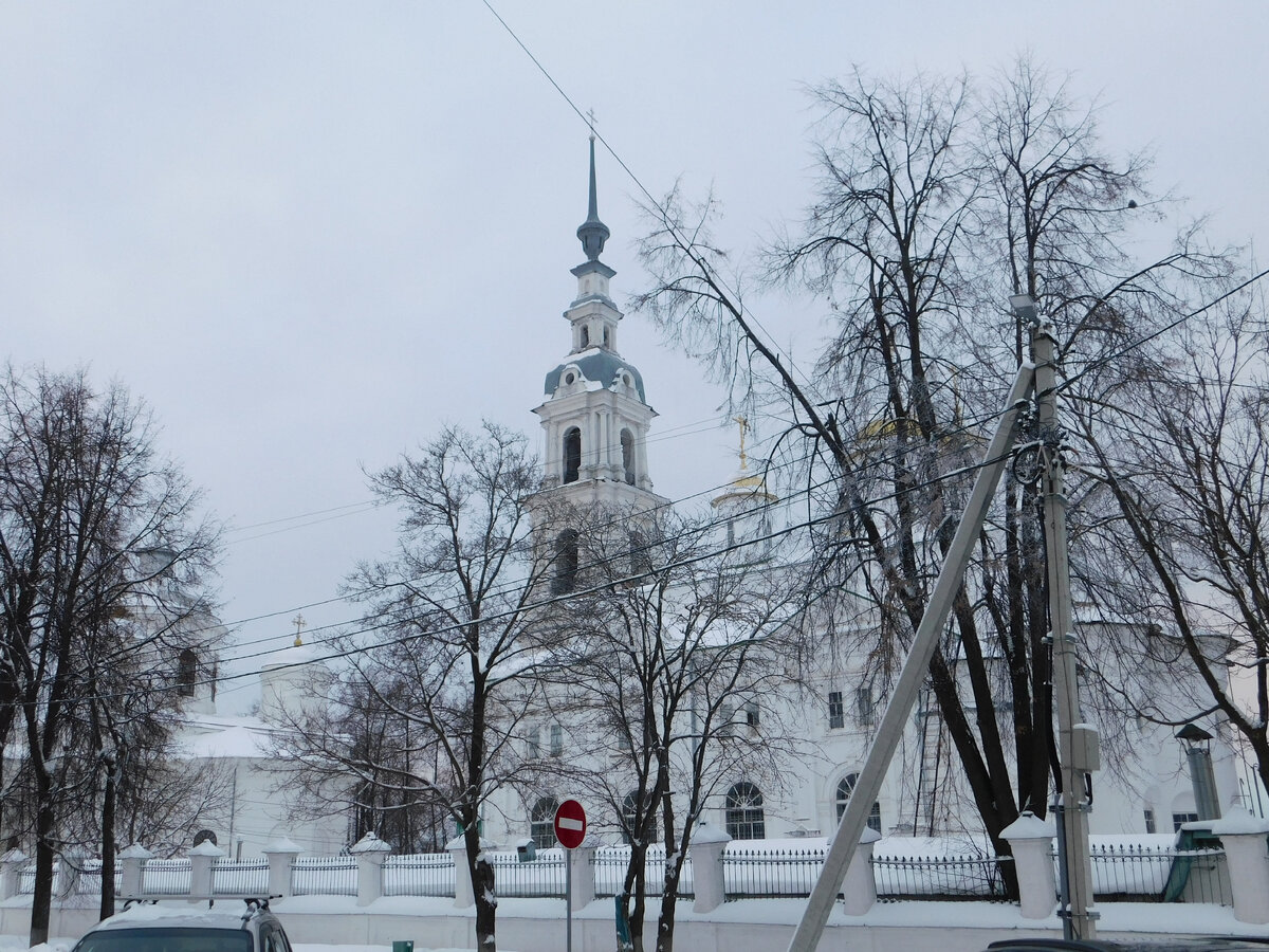 Троице-Успенский собор с чудной колокольней конца XVIII  века в Кинешме. Фото автора.