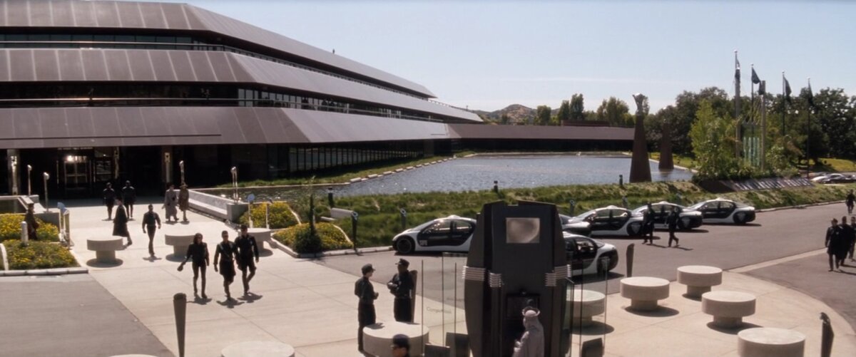 В целом, мир будущего выглядит весьма неплохо и ухоженно.