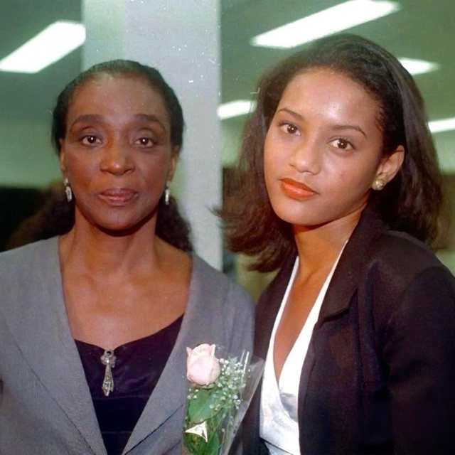 Вивиани с приемной матерью. Фото с интернета. 