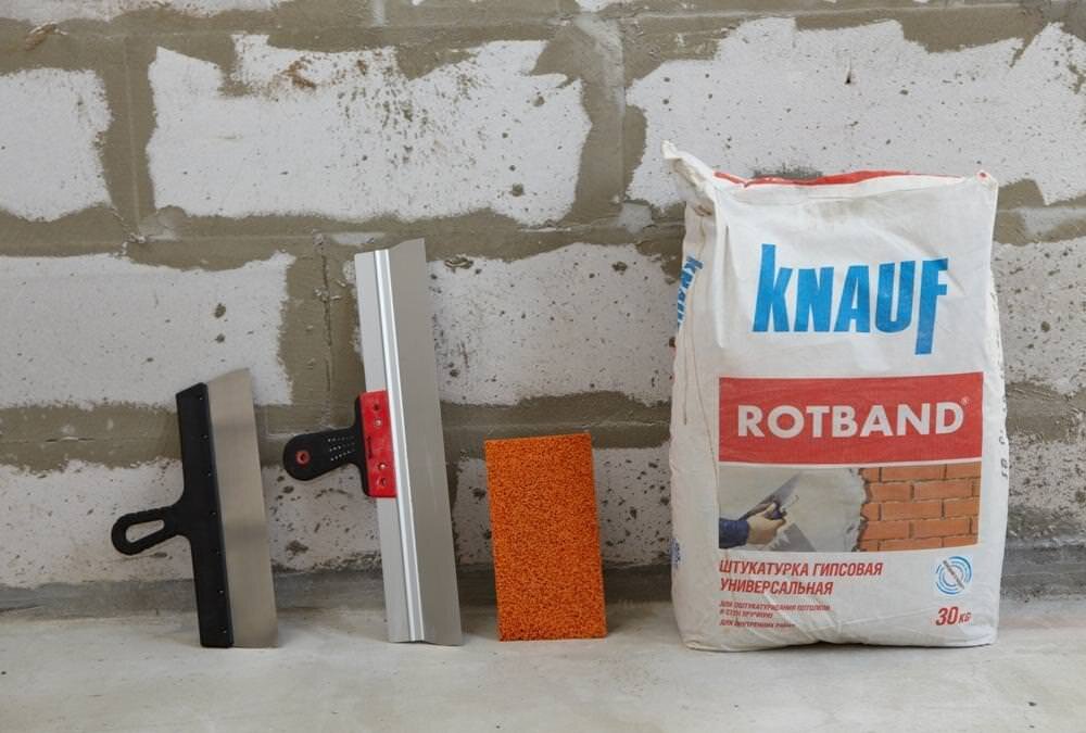 Друзья, сегодня мы поговорим о щекотливой теме, которая касается каждого, кто хоть раз в жизни сталкивался с ремонтом. Речь пойдет о штукатурке - этом неприметном, но чрезвычайно важном материале, который способен превратить любую комнату в произведение искусства или в декорации для фильма ужасов. Да, вы не ослышались, ведь от качества штукатурки зависит многое, если не все. Российская штукатурка: народная классика
Начнём с того, что любой уважающий себя россиянин знает о нашей отечественной штукатурке. Эта суровая смесь, способная выдержать любые испытания, стала символом доступности и простоты. Её можно встретить в каждом доме, в каждой квартире, и она, словно старый друг, верой и правдой служит нам годами.
Преимущества
•	Дешевизна. Российская штукатурка стоит копейки, что делает её привлекательной для тех, кто ценит каждую копейку.
•	Доступность. Её можно купить в любом строительном магазине, а то и на ближайшем рынке.
•	Универсальность. Она подходит для самых разных поверхностей: от стен до потолков, от кирпича до бетона.
Недостатки
•	Трудоёмкость. Работа с российской штукатуркой требует немалых усилий и выносливости. Готовьтесь потеть, друзья.
•	Неровные поверхности. Увы, идеально ровной поверхности с ней не добиться. Разве что вы - настоящий мастер.
•	Усадка. Эта штукатурка имеет свойство усыхать, что может привести к появлению трещин.
KNAUF: высококлассная штукатурка для избранных
А теперь поговорим о штукатурке, которая претендует на звание элитной. KNAUF — это целая философия, это произведение инженерной мысли, это... ну, вы поняли. Это штукатурка для тех, кто не привык идти на компромиссы.
Преимущества
•	Идеальная поверхность. С KNAUF ваши стены и потолки будут гладкими, словно зеркало.
•	Минимальная усадка. Забудьте о трещинах и разочарованиях.
•	Долговечность. Эта штукатурка прослужит вам долгие годы, не теряя своих свойств.
Недостатки
•	Высокая цена. Увы, за качество придётся заплатить. KNAUF - удовольствие не из дешёвых.
•	Сложность применения. Работать с этой штукатуркой могут только профессионалы. Не стоит браться за неё самостоятельно, если вы не уверены в своих силах.
Чем Knauf отличается от российской штукатурки
1. Состав:
•	Knauf: использует высококачественное сырье, добавки от известных мировых производителей.
•	Российская: может содержать более дешёвые компоненты, добавки от менее известных производителей.
2. Свойства:
•	Knauf: более пластичная, легко наносится и разравнивается, меньше трескается,
имеет более высокую адгезию к различным основаниям.
•	Российская: может быть менее пластичной, труднее наносится, требует больше навыков,
более подвержена образованию трещин.
3. Ассортимент:
•	Knauf: широкий выбор штукатурных смесей для разных целей (гипсовые, цементные, декоративные) и условий эксплуатации (влагостойкие, морозостойкие).
•	Российская: более ограниченный выбор, преимущественно цементные штукатурные смеси.
Сравнение и выбор
Итак, мы рассмотрели две разновидности штукатурки: российскую и KNAUF. Что же выбрать? Как всегда, все зависит от ваших целей и возможностей.
Если вы ищете бюджетный вариант и не слишком придирчивы к мелочам, российская штукатурка - ваш выбор. Она недорогая, проста в применении и позволит вам сэкономить. Правда, придётся потрудиться, чтобы добиться приемлемого результата.
Если же вы стремитесь к идеальному результату и готовы за него заплатить, то KNAUF - ваш верный спутник. Эта штукатурка избавит вас от многих хлопот и подарит поверхность, достойную самых взыскательных взглядов. Но будьте готовы раскошелиться и, возможно, прибегнуть к помощи профессионалов.
Ну, что сказать...
В заключение хочется сказать, что выбор штукатурки - дело ответственное и серьёзное. Не стоит относиться к нему легкомысленно, ведь от этого зависит, как будет выглядеть ваш дом или квартира. Российская штукатурка или KNAUF - решать вам. Главное, подходите к делу с юмором и креативностью, и тогда любой ремонт превратится в увлекательное приключение.
