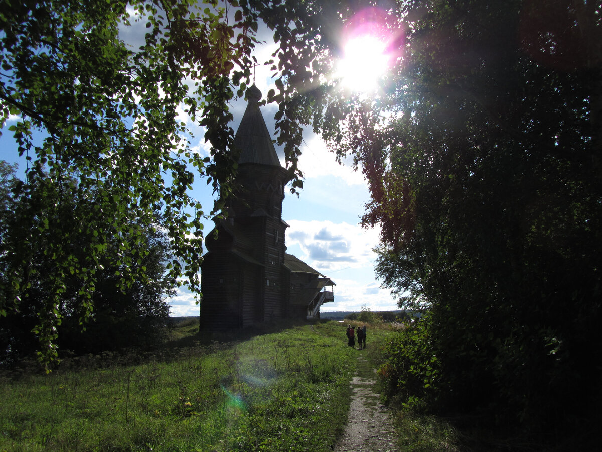 Успенская церковь в Карелии, которая сгорела, фото 2011 года