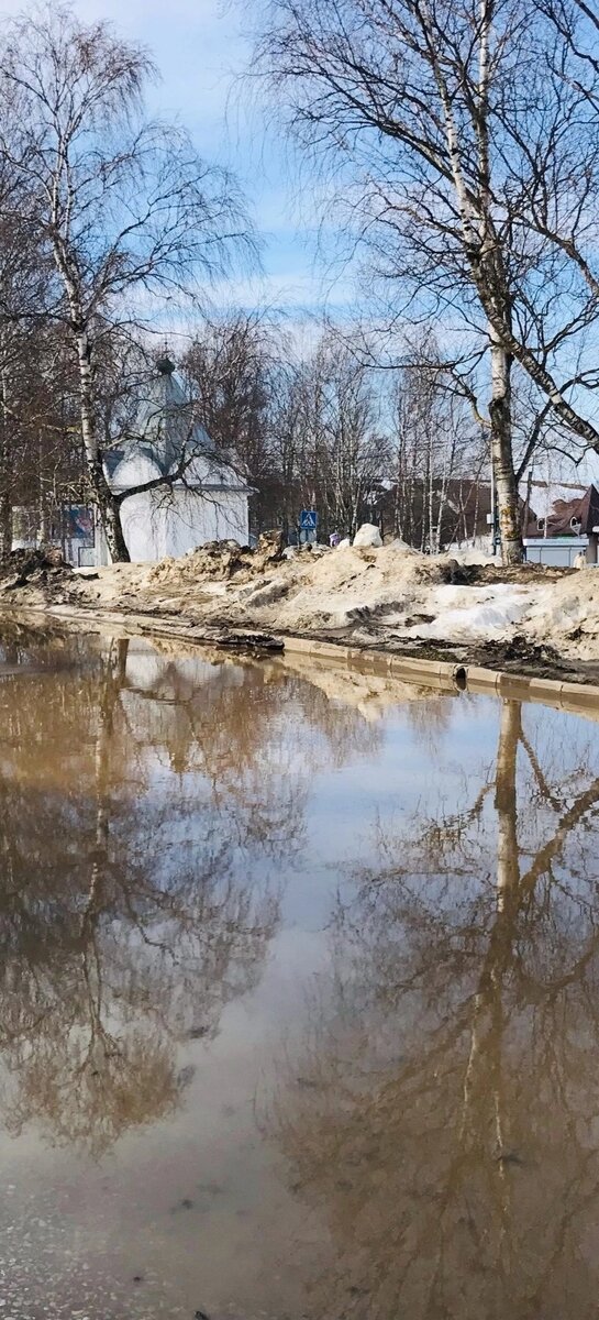 У нас в городе лужи!))) Правда, за ночь вымораживает, но днём они копятся снова!