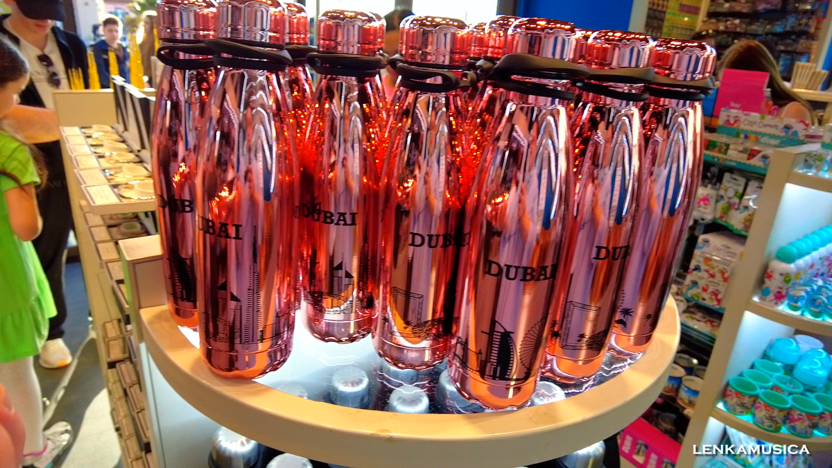 Вот они - красавцы! Разве можно было уйти без термоса оттуда? Ну и что, что он уже 145-й по счёту. Вообще бутылка для воды у меня приобрела уже довольно непотребный вид и стала протекать. Изначально я купила эту элегантную бутыль именно для этих целей. Фото автора.