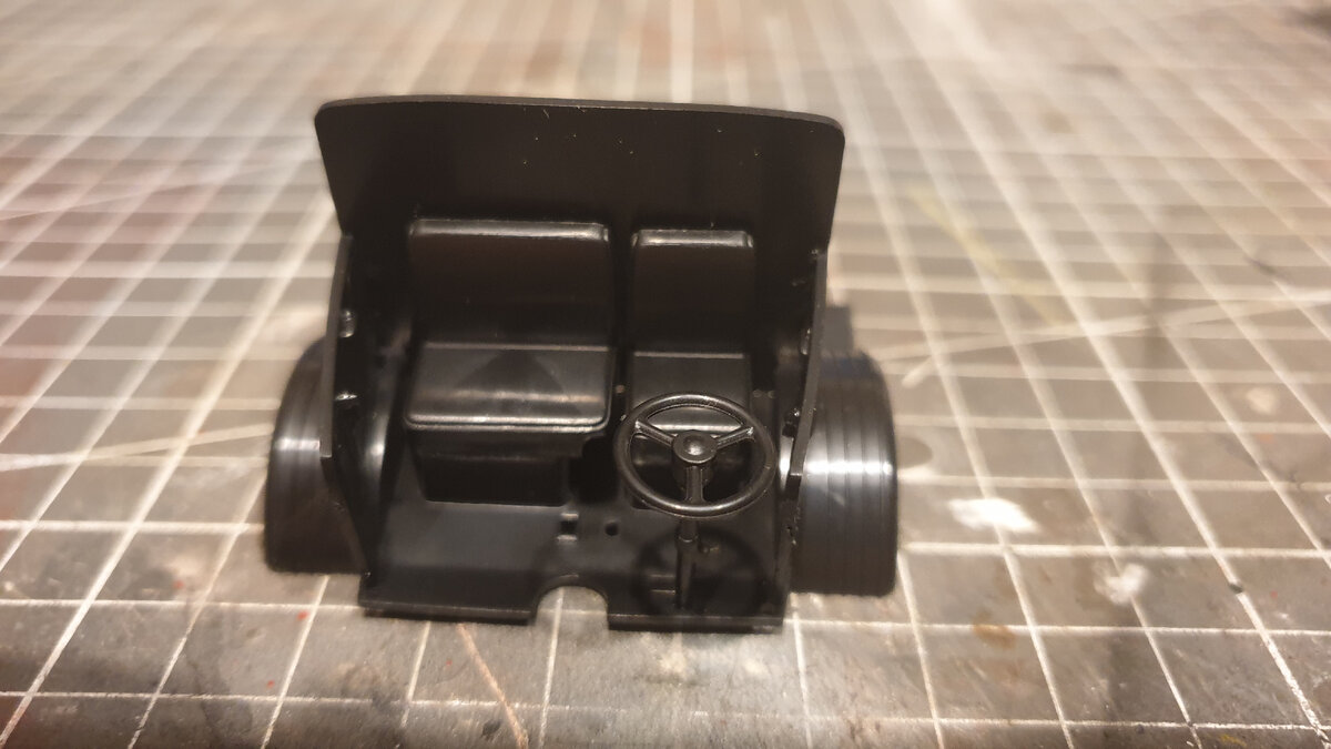 За кадром установил приборную панель.