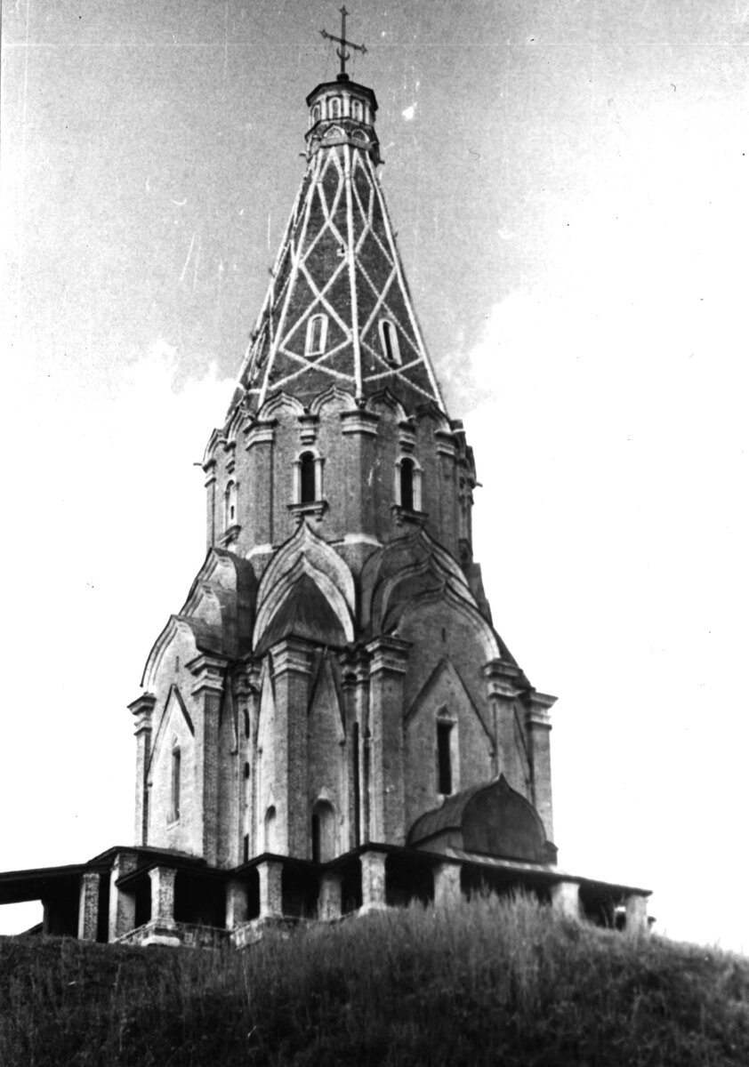 Храм Вознесения Господня в Коломенском спасенный Кузьмой Филипповым от уничтожения его французами в 1812 году.