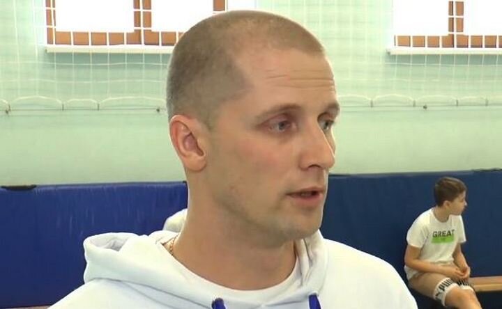 Александр Петренко в школьном зале физкультуры. Скрин с видео ТК «Пульс»