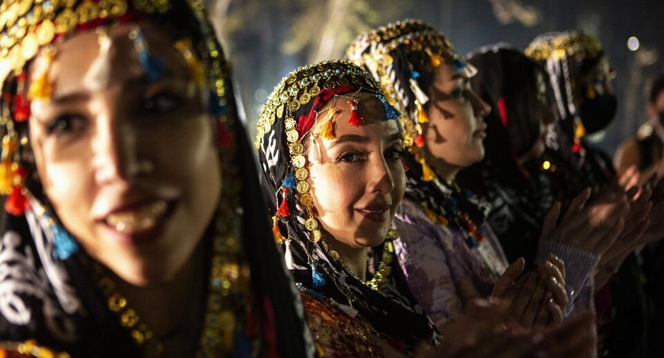   Иранские женщины, одетые в национальные костюмы, празднуют приближающийся Навруз, или иранский Новый год. Фото: Ahmad Halabisaz / XinHua / Global Look Press